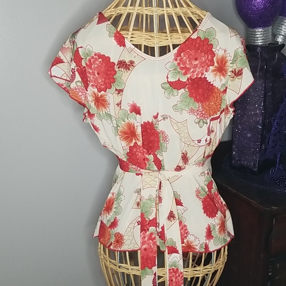 Charlotte Russe Large Cream with Red Flowers V-neck Short Sleeve Floral Top - Picture 3 of 6